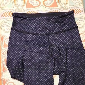Lululemon Sz 4 Black and Gray graphic leggings